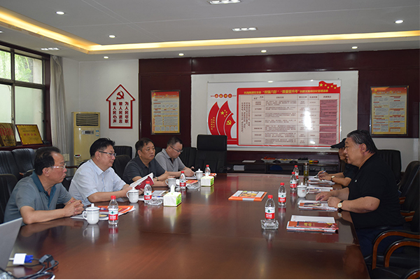 臨汾市市場(chǎng)監(jiān)督管理局局長(zhǎng)、非公企業(yè)黨委書(shū)記張東紅<br>在科海集團(tuán)調(diào)研非公黨建工作